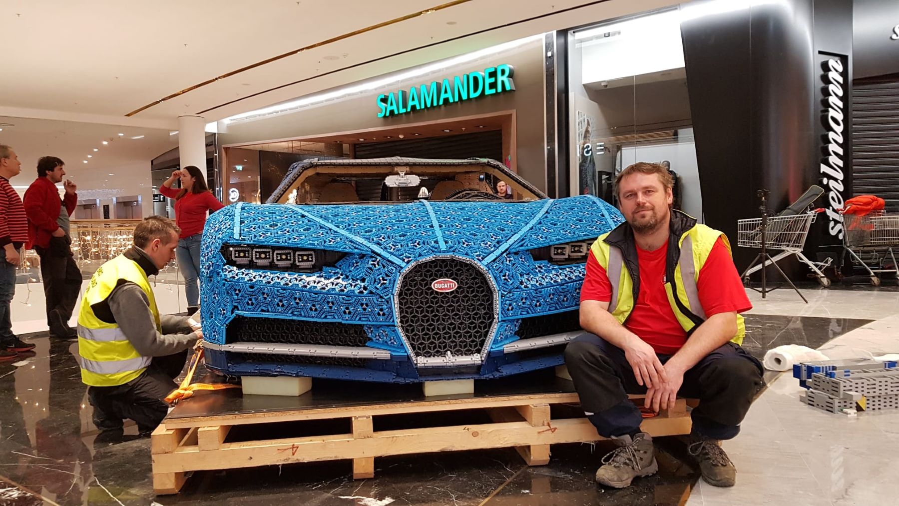Instalace Bugatti Chiron v OC Westfield Chodov dvěma minijeřáby