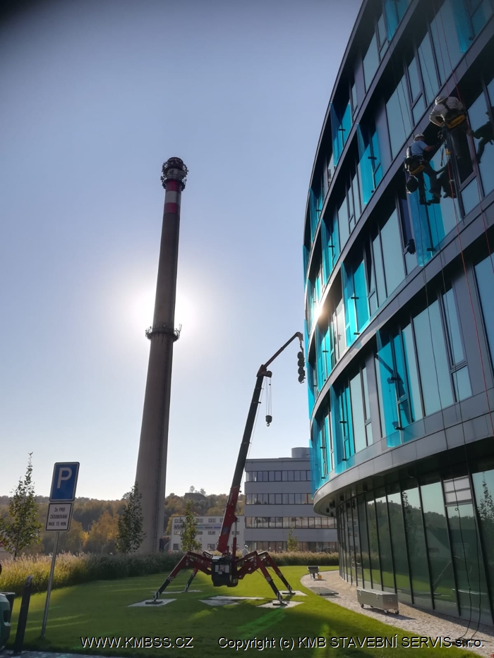 Chcete se stát odborníkem na velkoformátové zasklívání?