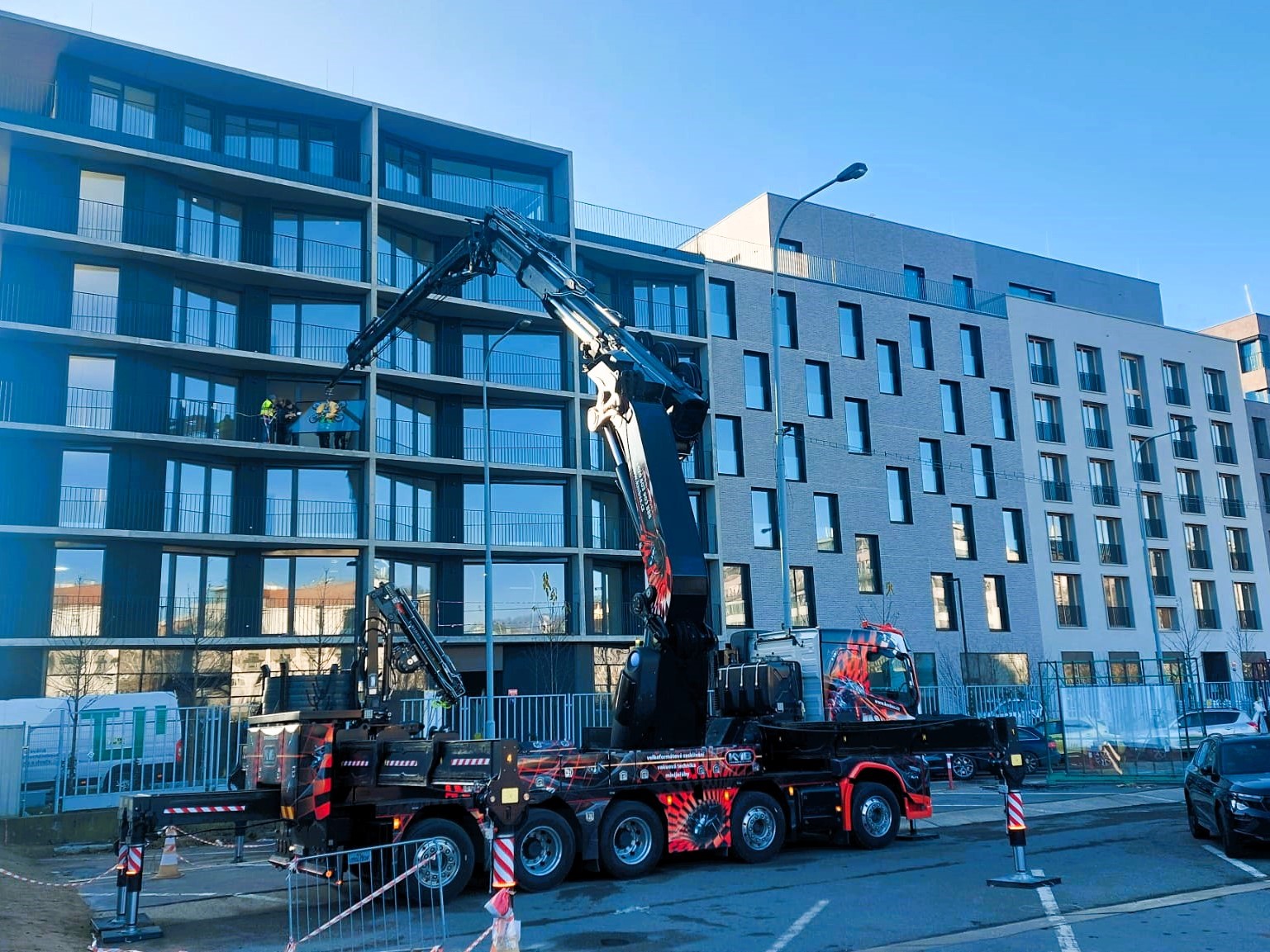 Výměna prasklých skel hydraulickou rukou Effer 2255