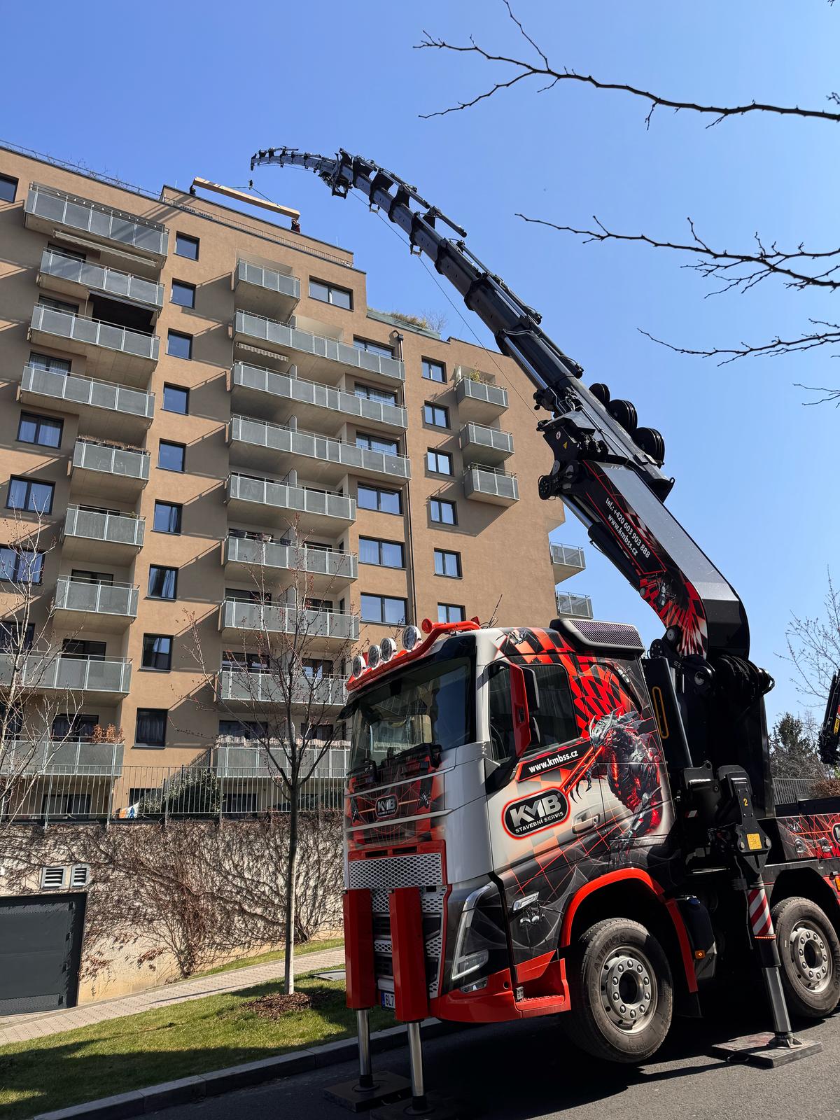 Extrémní zdvih hydrulické ruky Effer 2255 v Praze