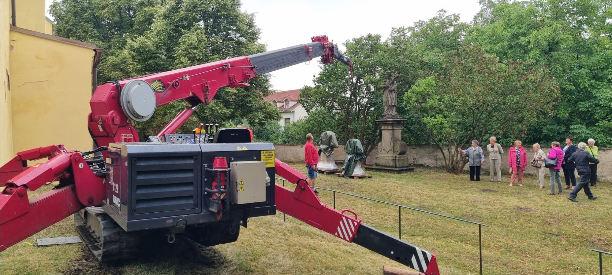 Instalace zvonů v Hostivici minijeřábem UNIC-706