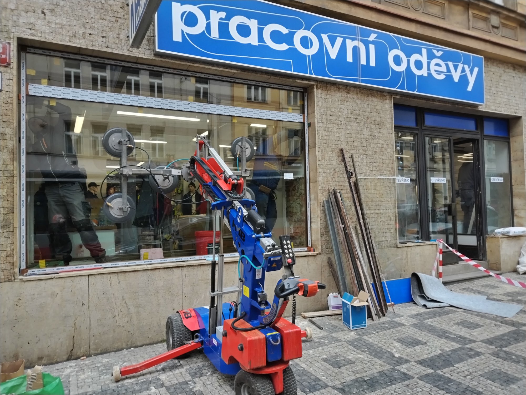 Revoluce v zasklívání s roboty KS Schulten