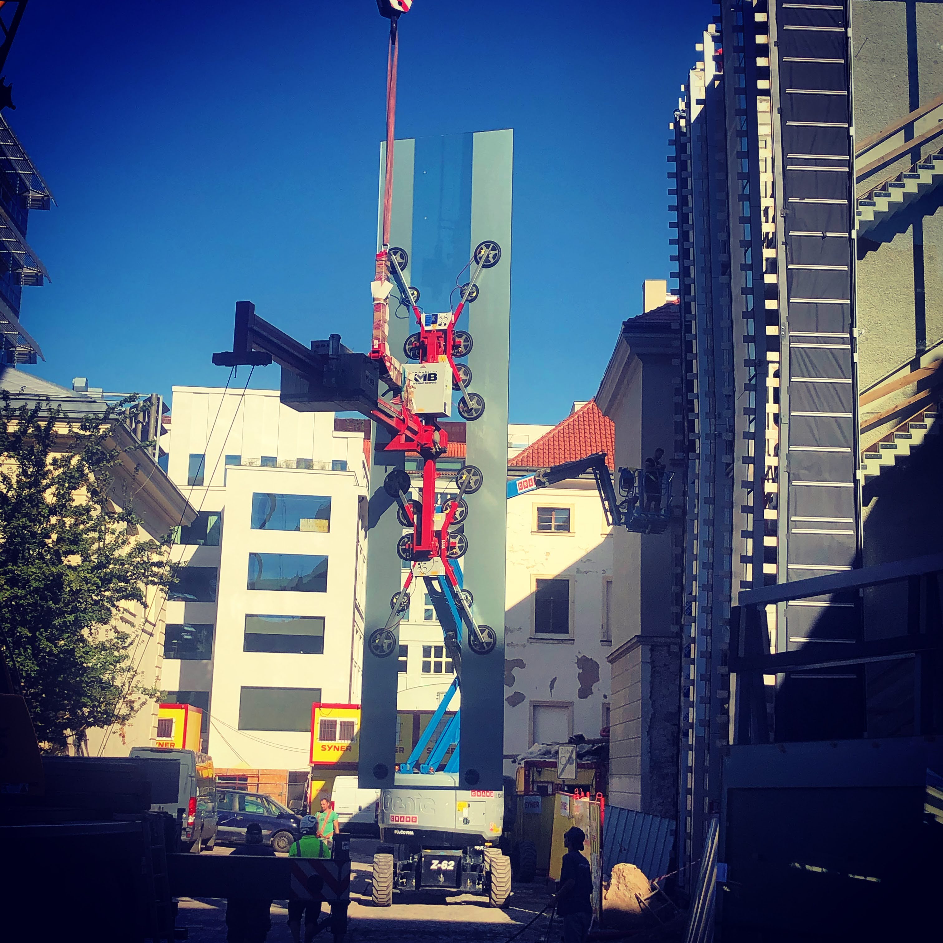 Velkoformátové zasklívání s minijeřáby UNIC