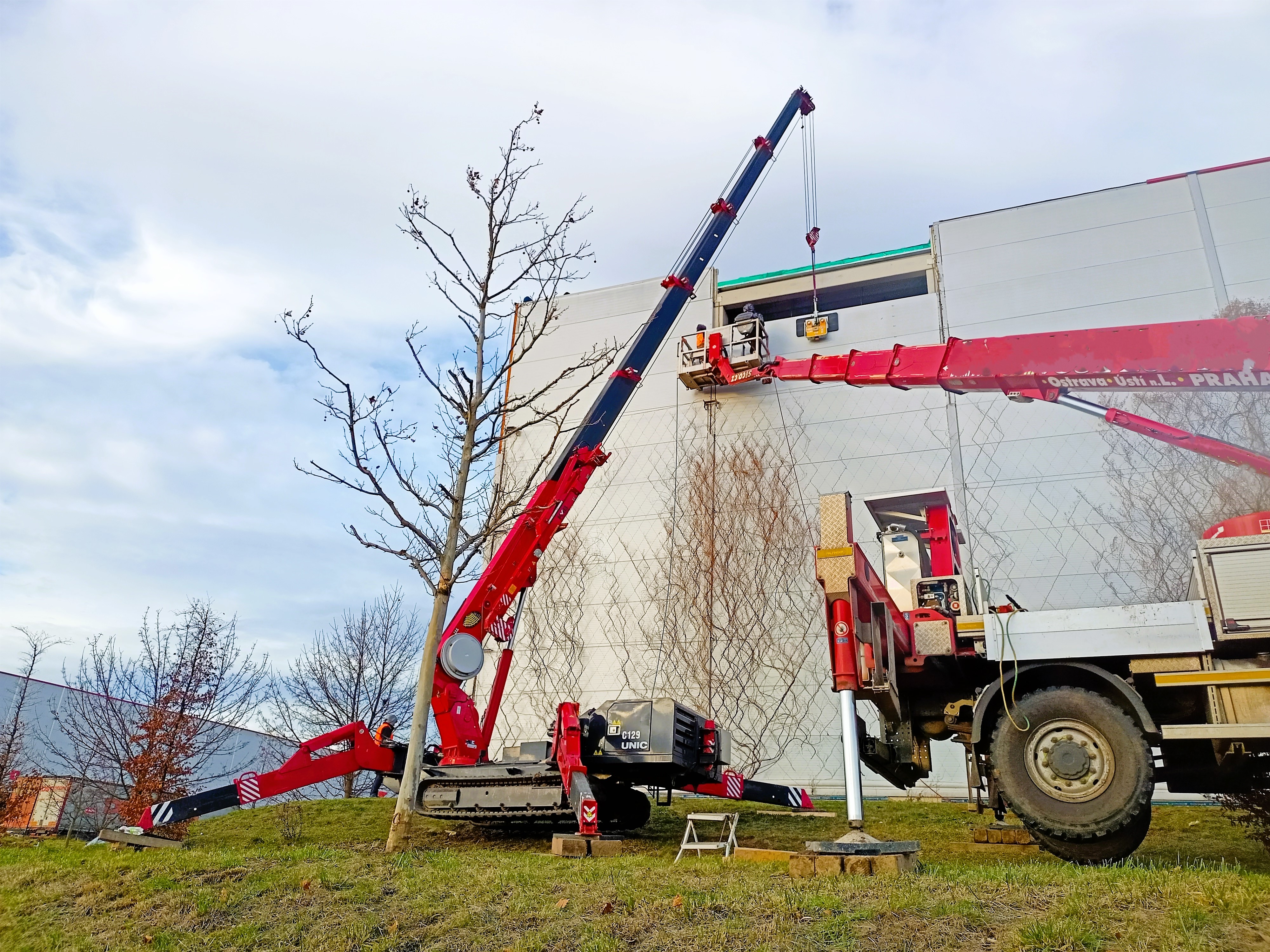 UNIC URW-706 a vakuový zvedák CL-W pro instalaci sendvičových panelů