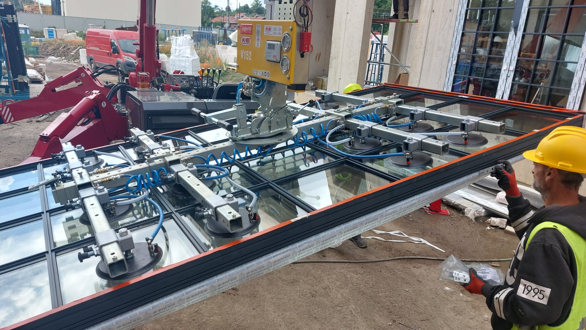 Vakuový zvedák pro členitá skla na míru