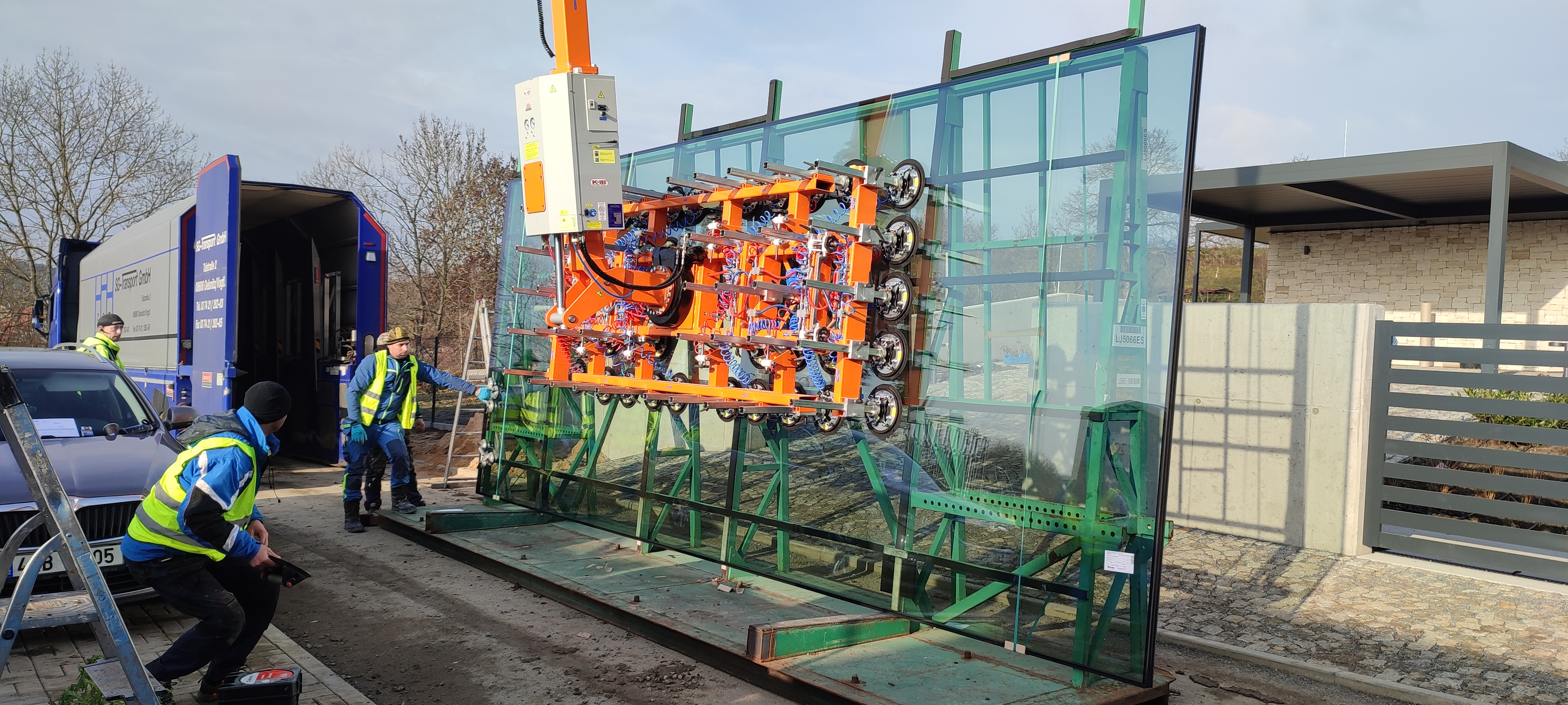 Jedinečný vakuový zvedák pro oblouková skla v KMB