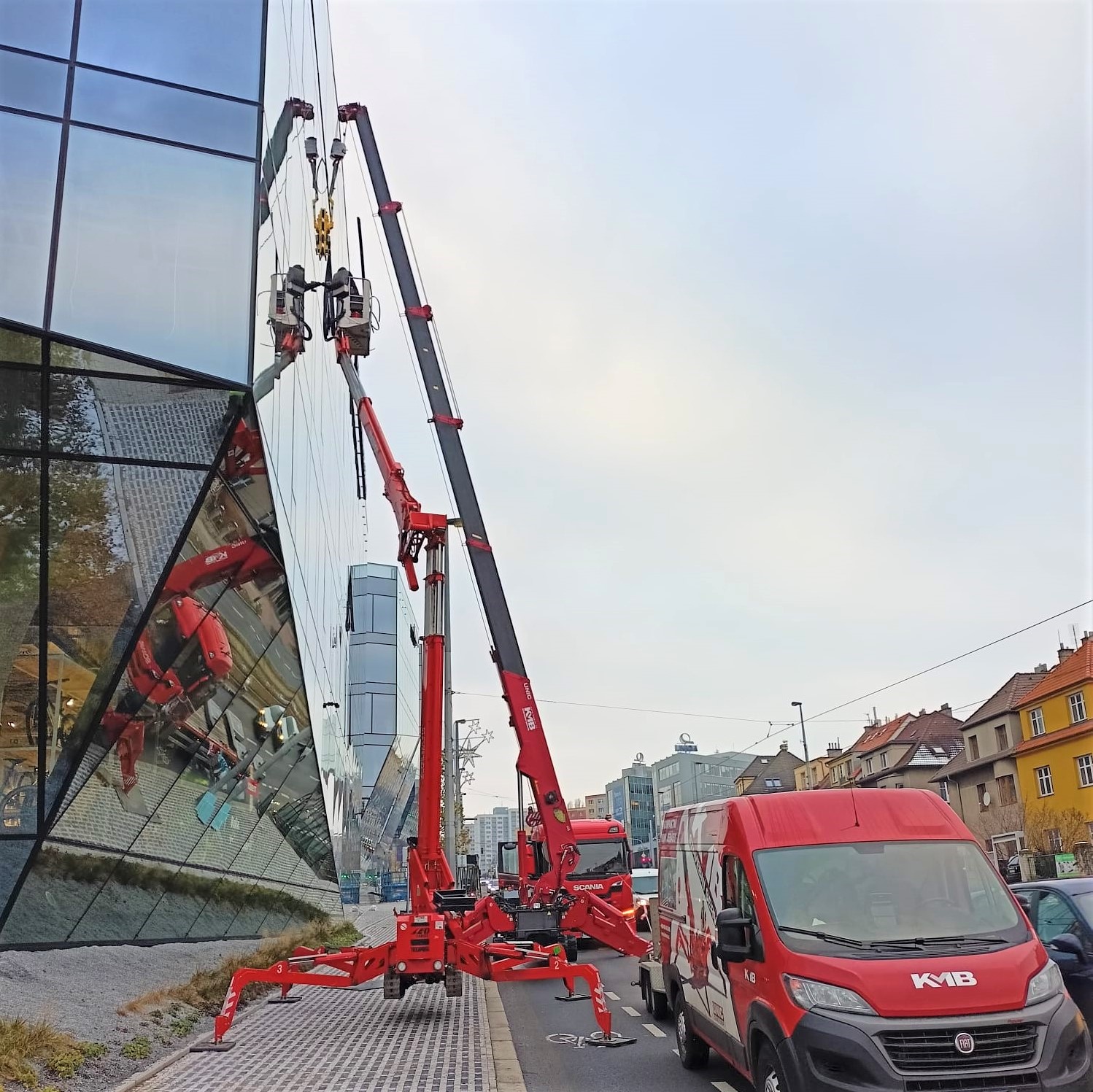 Instalace velkoformátových skel na Bořislavce minijeřábem UNIC