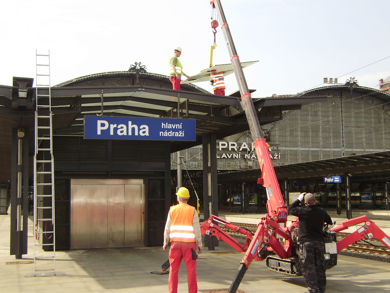 Malé, kompaktní a výkonné mini jeřáby UNIC