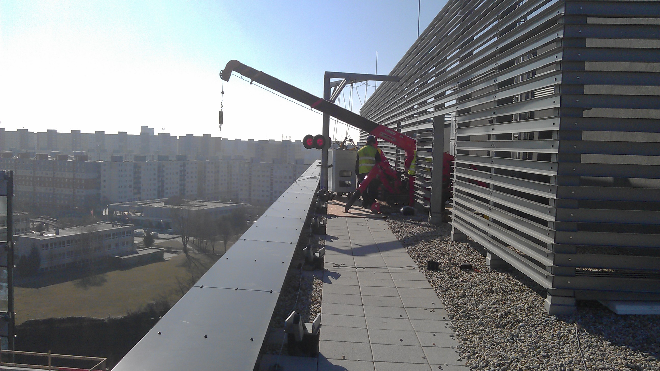 Mini jeřáb na střeše v Bratislavě