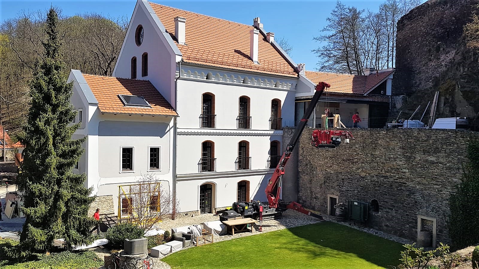 Mini jeřáby na hradě Okoř