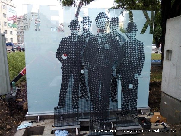 Minijeřáb 295 a přísavka na sklo P11104 pomohly při montáži skleněného pomníku