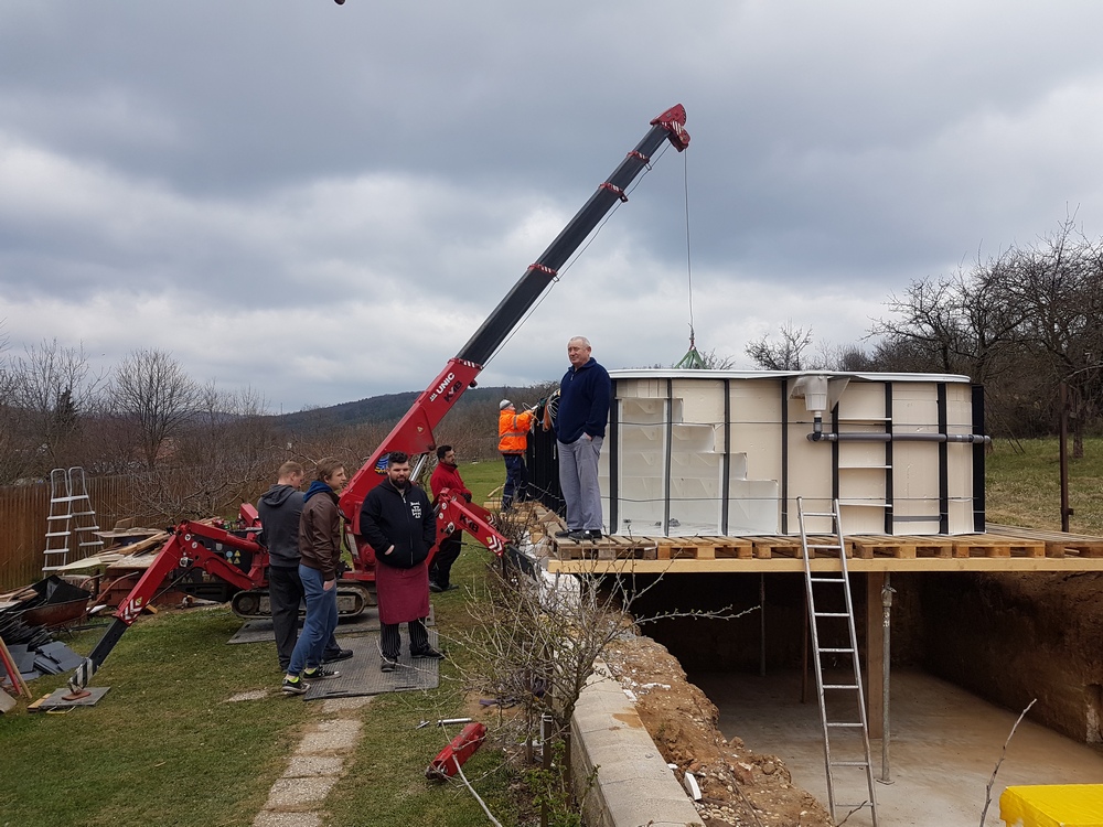 Minijeřáb UNIC-095 při osazování bazénu
