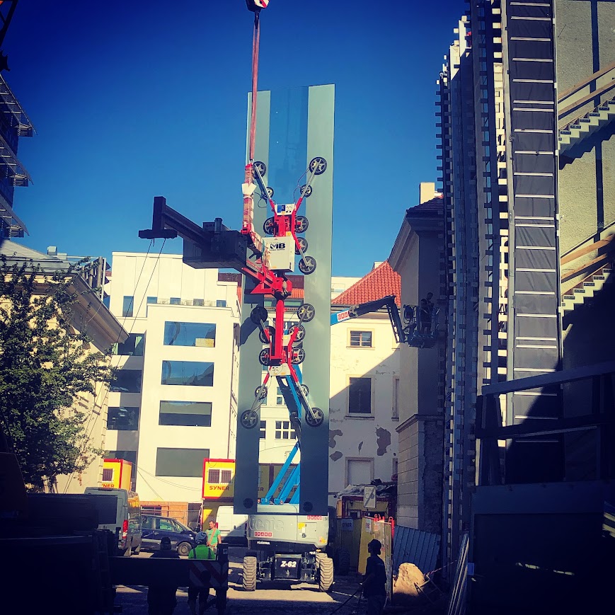 Instalace skleněných závěsných fasád minijeřáby UNIC