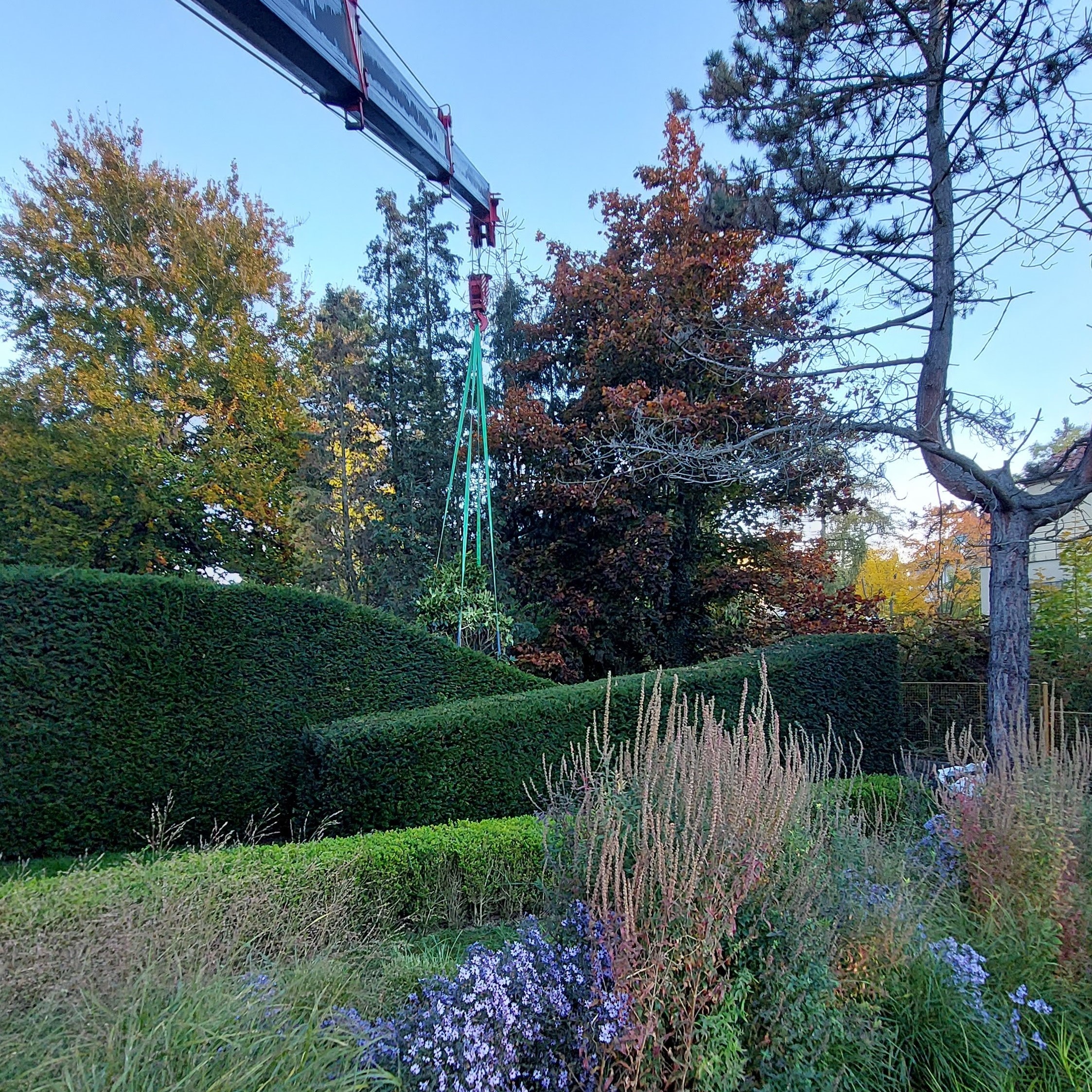 Realizace zelené střechy minijeřábem UNIC-1006