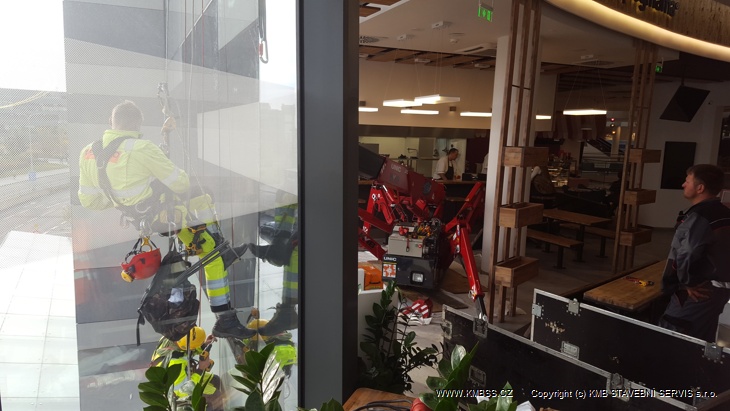 S robotickou hlavou na sklo v OC Chodov