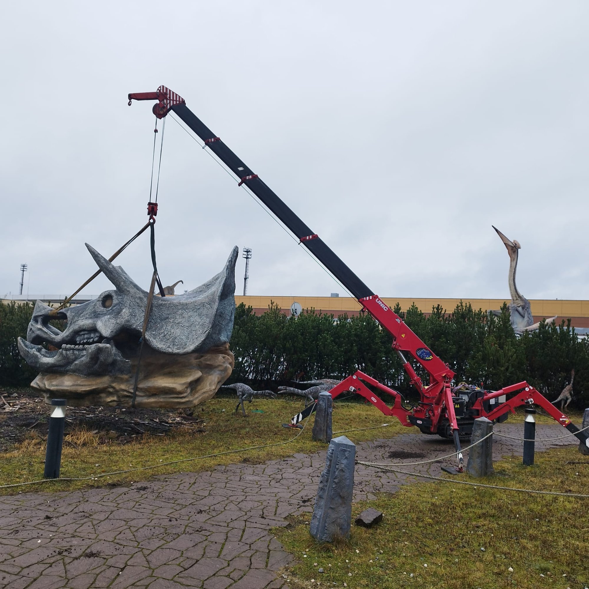 MInijeřáb UNIC-095 demontoval Dinosauří park na střeše OC Harfa