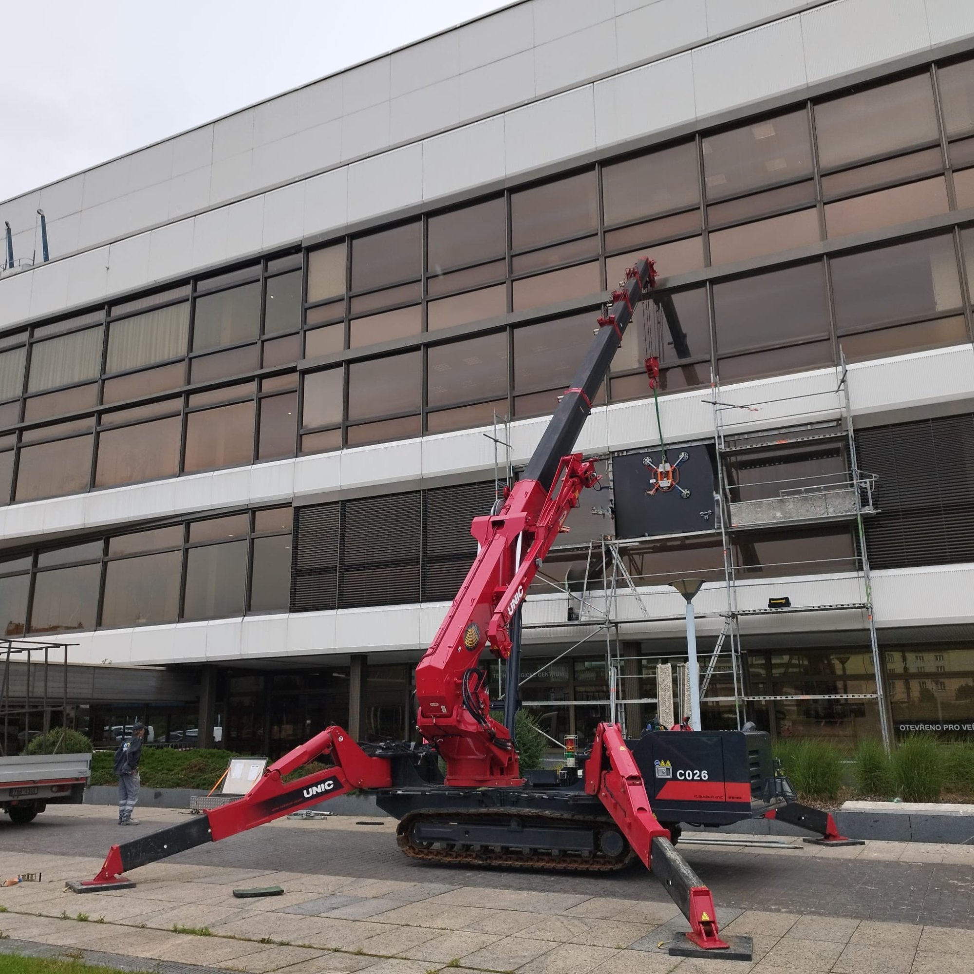 UNIC-1006 vyměňuje sklo na pražském Kongresovém centru