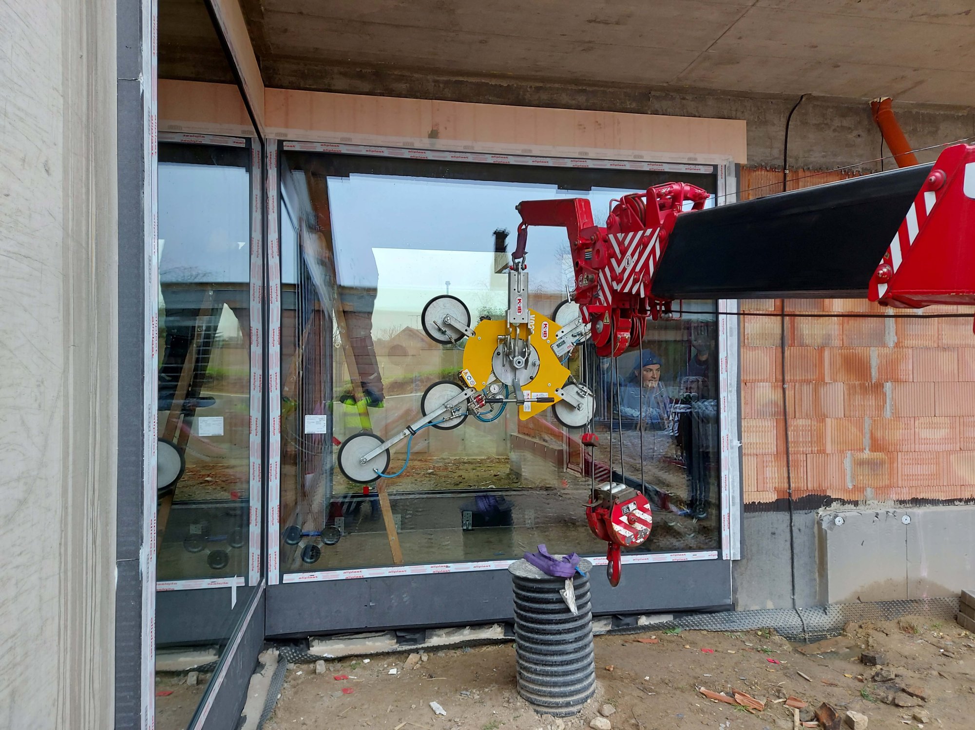 Efektivní instalace oken s minijeřábem UNIC-376 a Righetti VB4+4