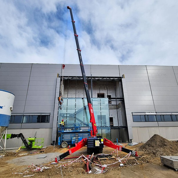 Přesný zdvih v akci - UNIC-547 pomáhá zasklívat závod Bosch v ČR