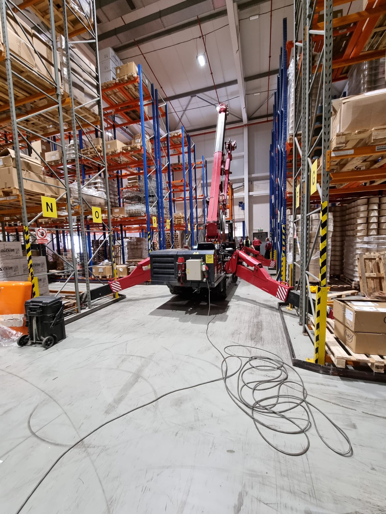 Pro minijeřáb UNIC-706-2 je montáž regálového zakladače hračkou