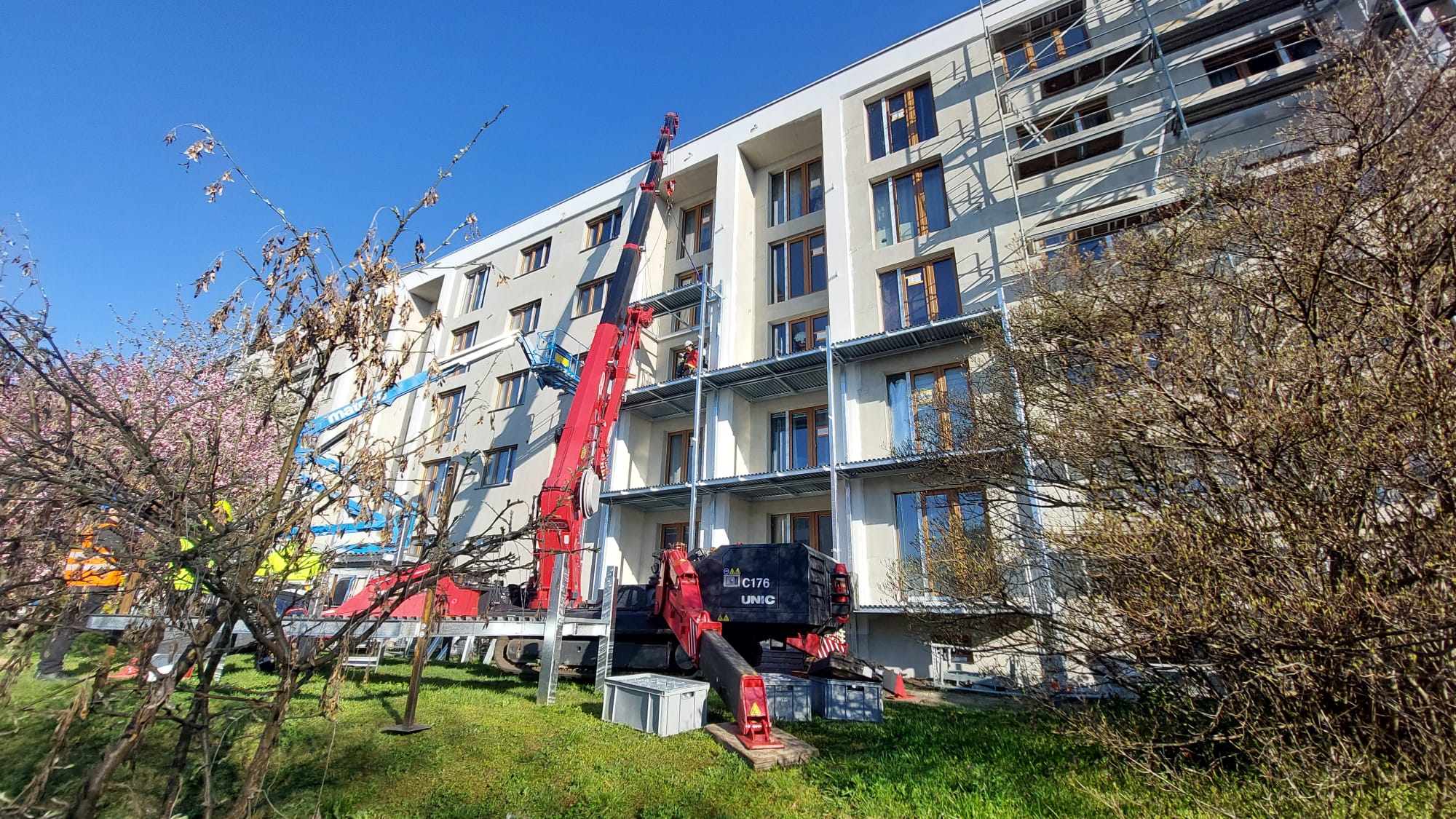 Instalace balkonových konstrukcí minijeřábem UNIC-706
