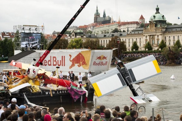 Uplatnění mini jeřábu UNIC při leteckém dnu Red Bull v Praze
