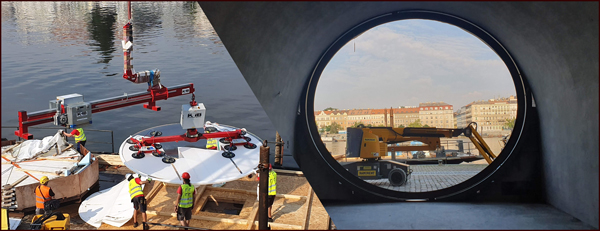 Zasklívání kobek na pražské náplavce Rašínova nábřeží