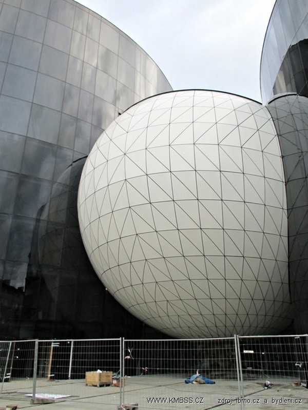 Zasklívání minijeřábem SONO Centrum Brno