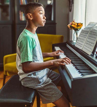 Jak vybrat vhodné digitální piano – rady pro začátečníky i pokročilé