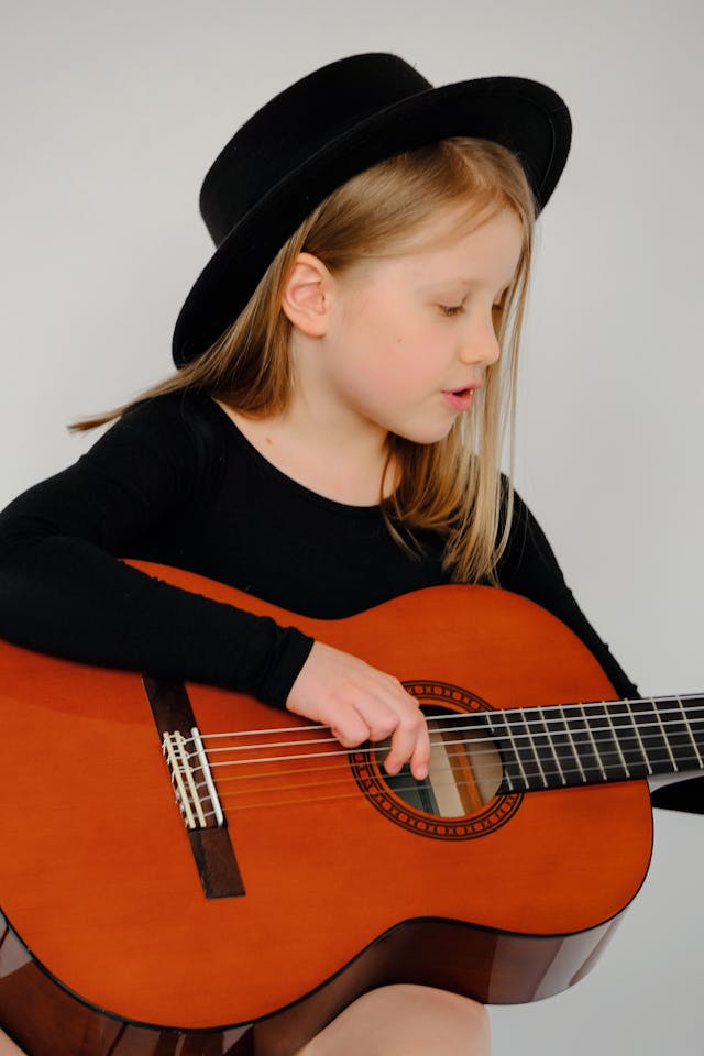 Jak vybrat první kytaru (děti vs. dospělí)