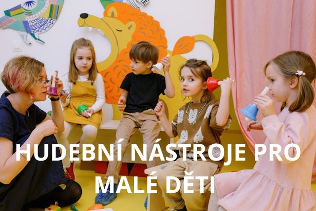 Děti hrající na různé rytmické nástroje. Hudebniny kMusic.cz.