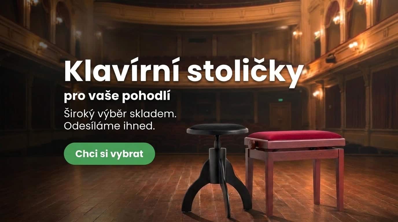 Klavírní stolička beethoven a otočná klavírní stolička stojí vedele sebe na pódiu v divadle.