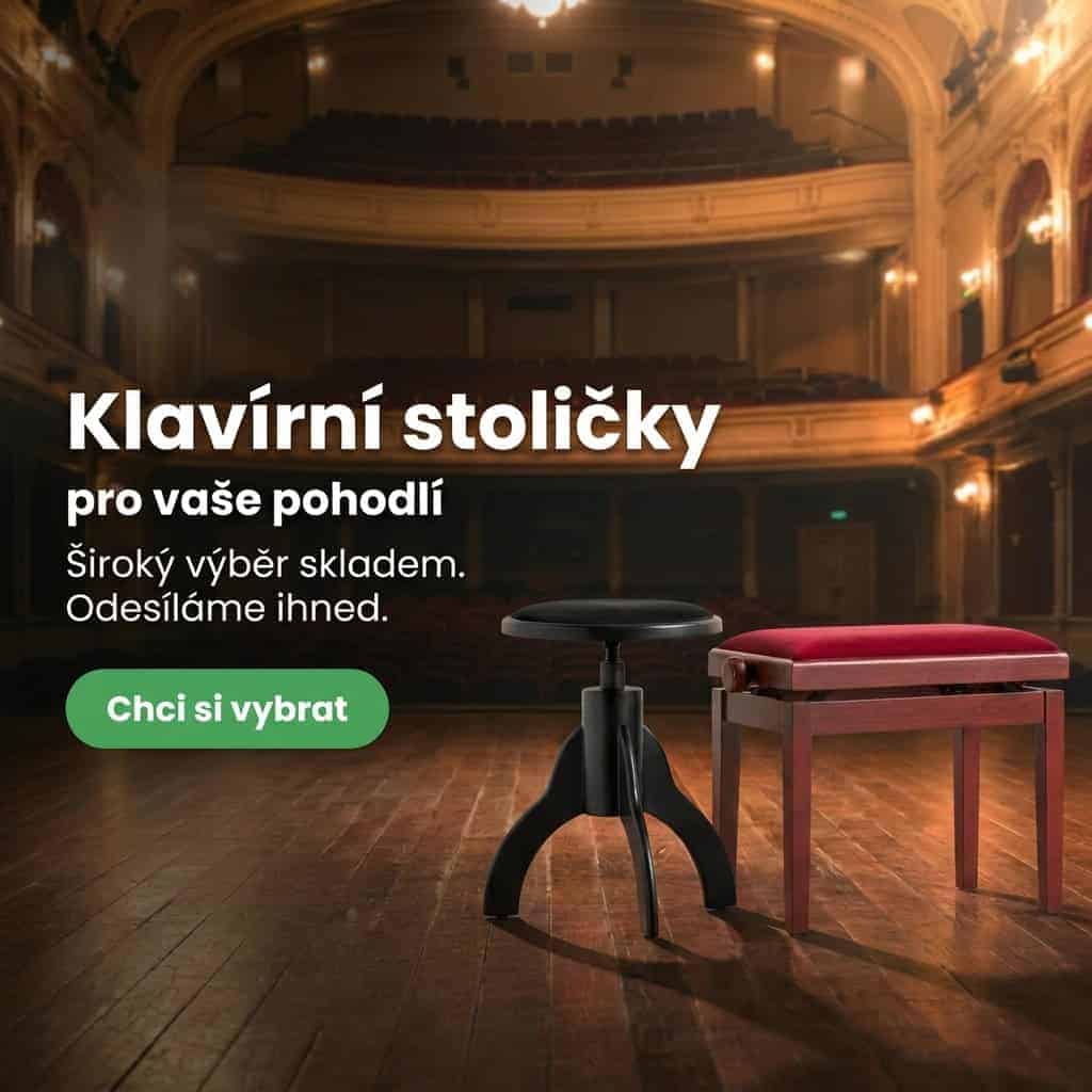 Klavírní stolička beethoven a otočná klavírní stolička stojí vedele sebe na pódiu v divadle.