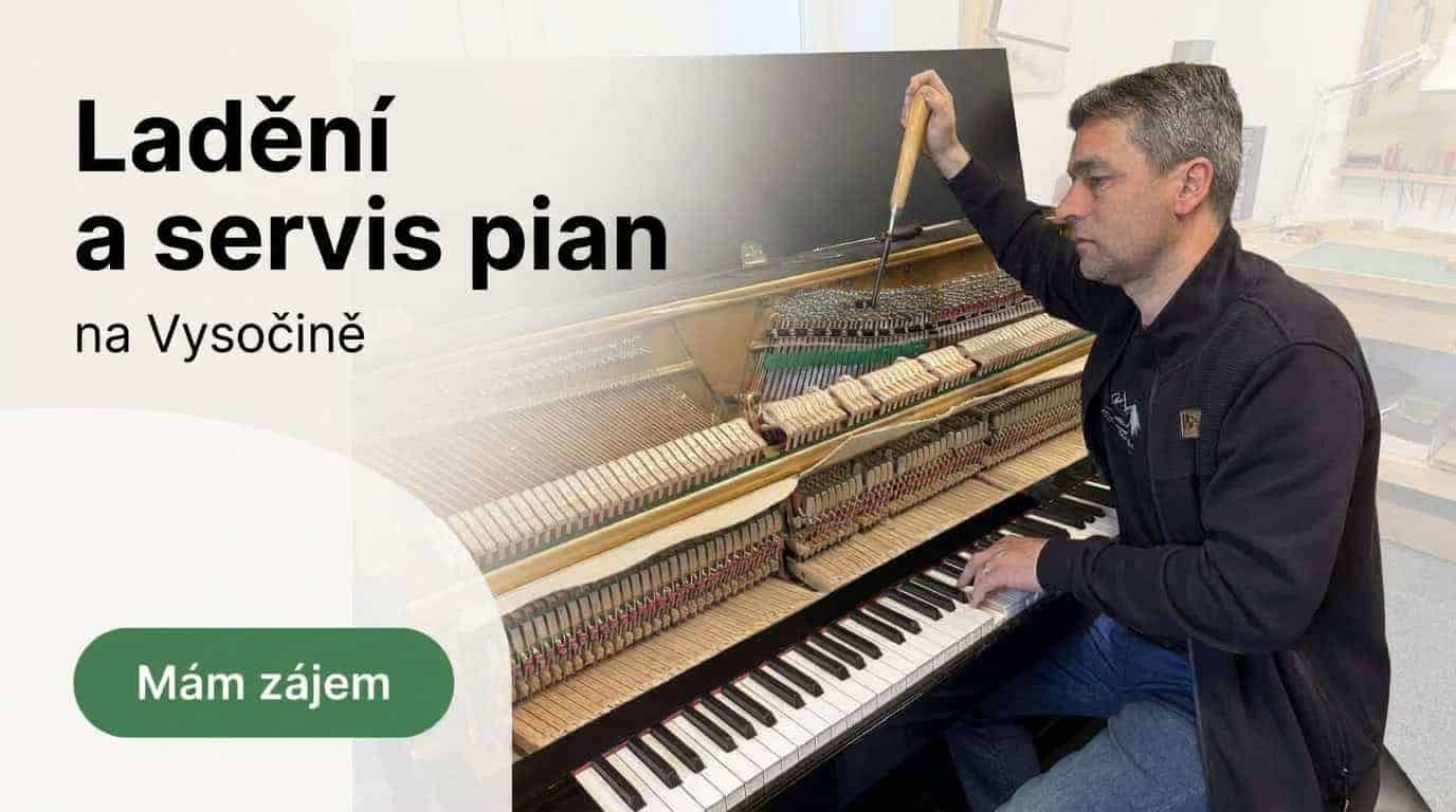 Ladič pian Jan Kunc z Polné ladí černé piano.