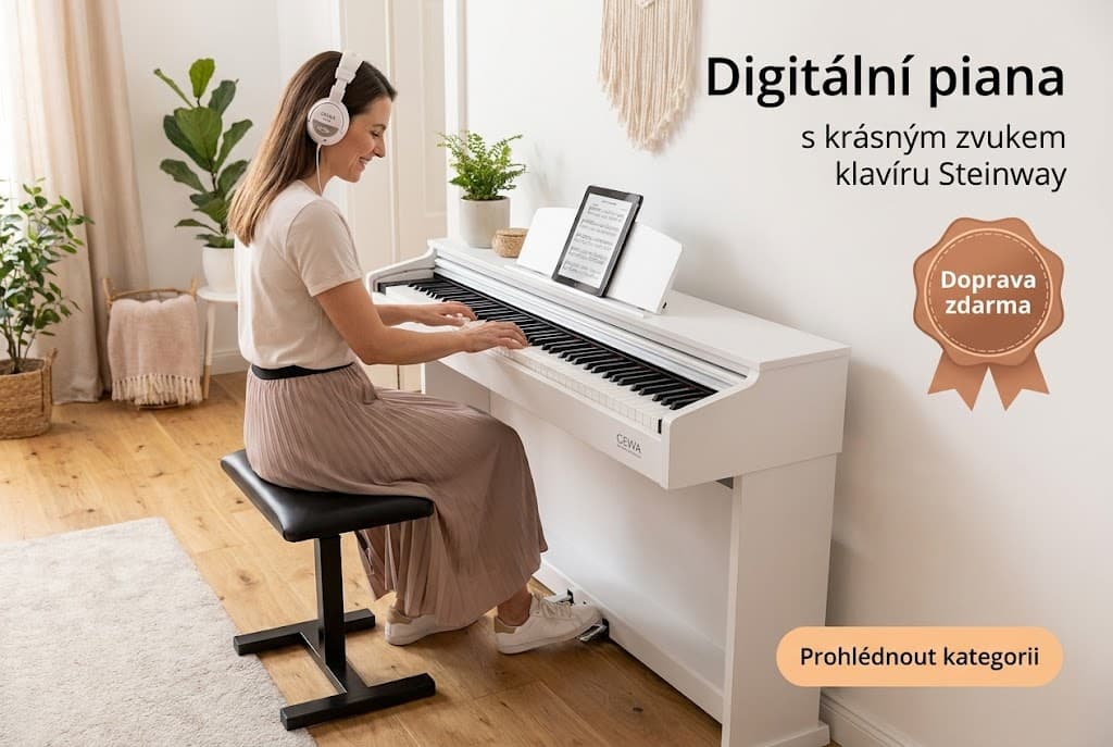 Mladá žena se světlími dlouhými vlasy hraje na krásné bílé digitální piano a na hlavě má bílá sluchátka.
