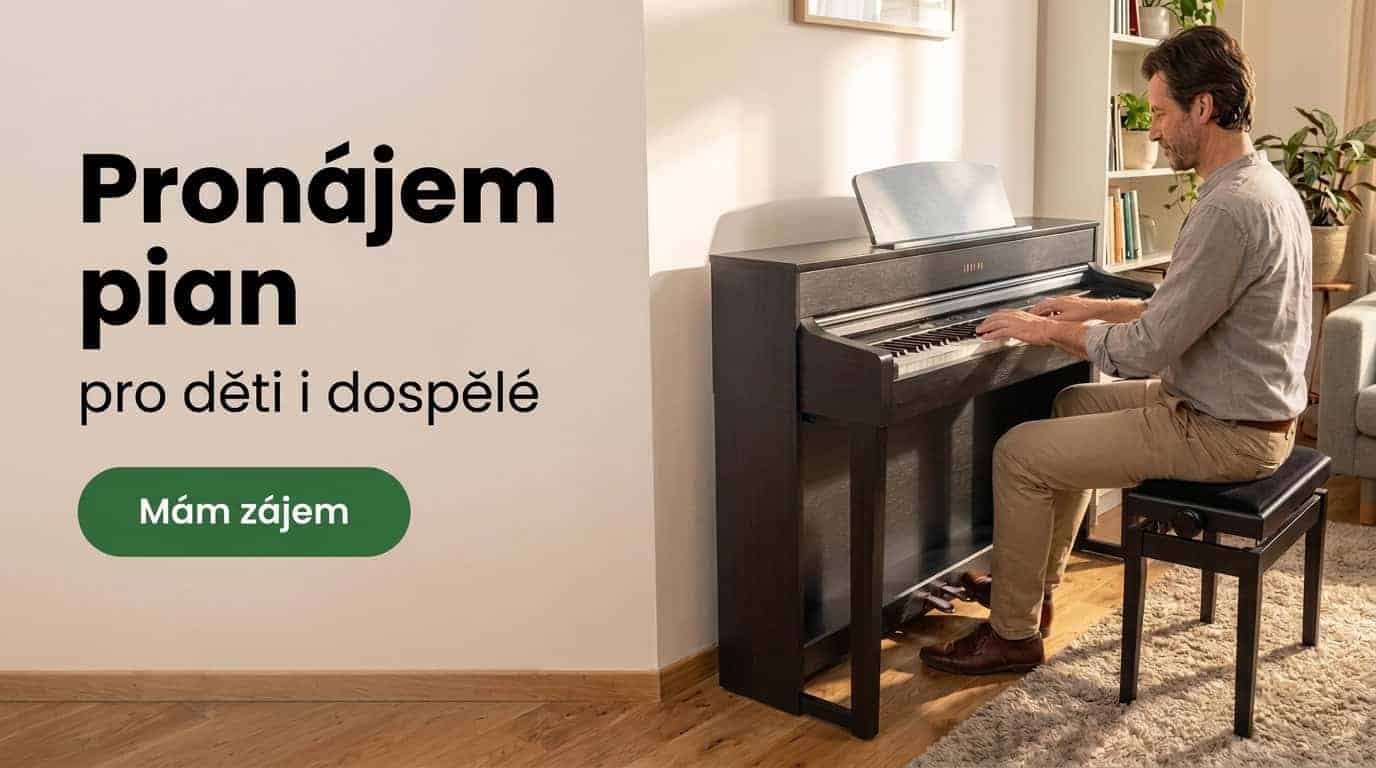 Muž, který hraje na hnědé digitální piano v bytě.