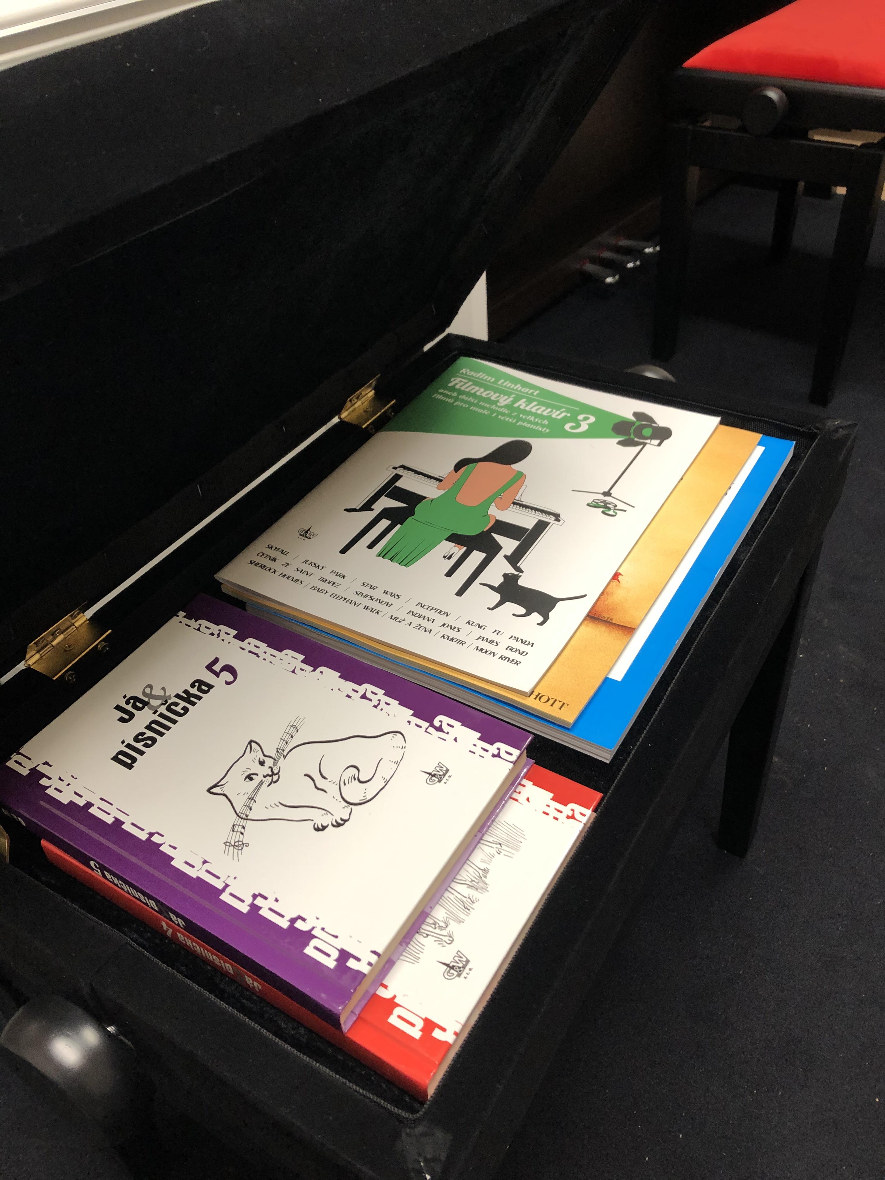 Úložný prostor v klavírní stoličce.