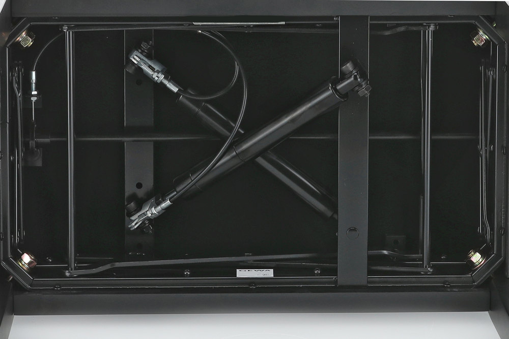 Klavírní stolička ovládající výšku pomocí tlakových pružin.