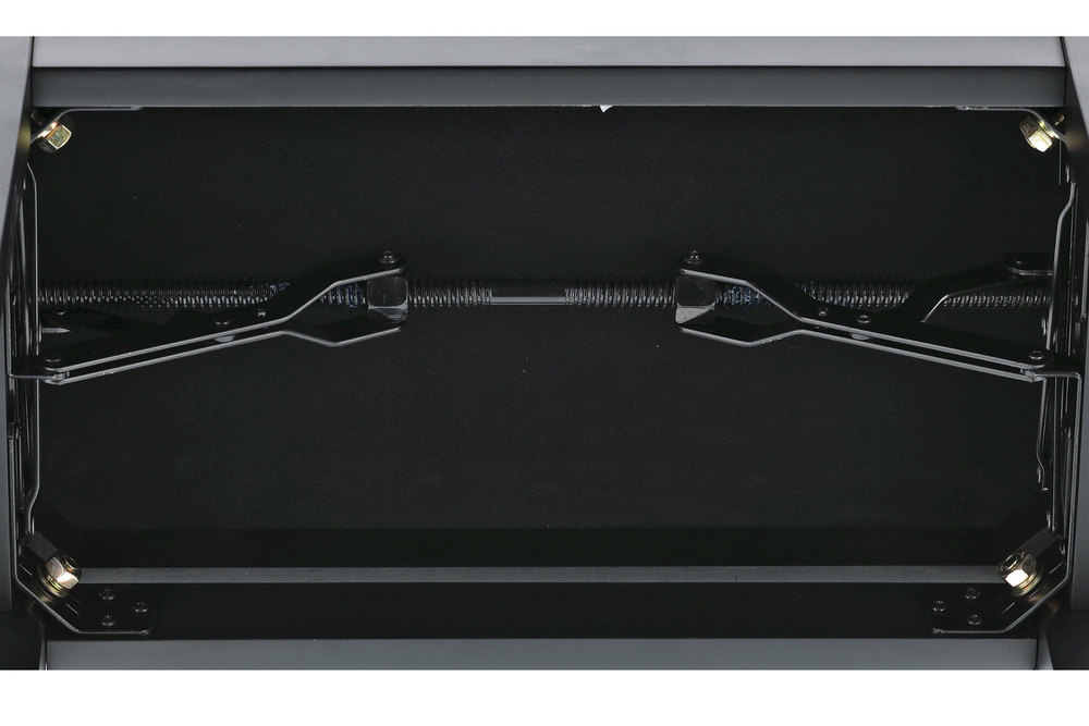 Vřetenová mechanika ovládající výšku stoličky ke klavíru.