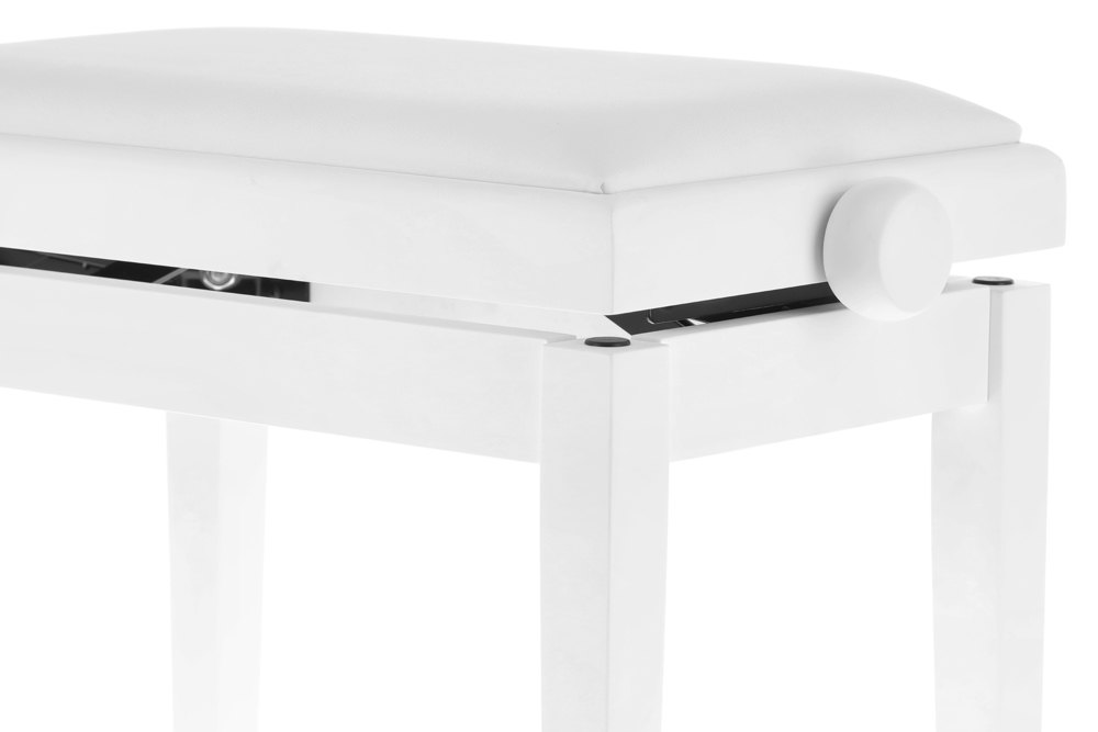 Matně bílá židle ke klavíru s bílým koženkovým sedákem.