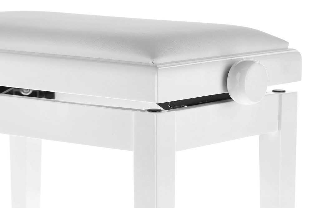 Jednobarevná židle ke klavíru v bílém lesku, s bílým koženkovým sedákem.