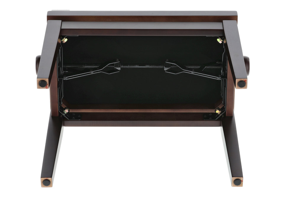 Spodní pohled na klavírní stoličku vyrobenou z masivního dřeva.