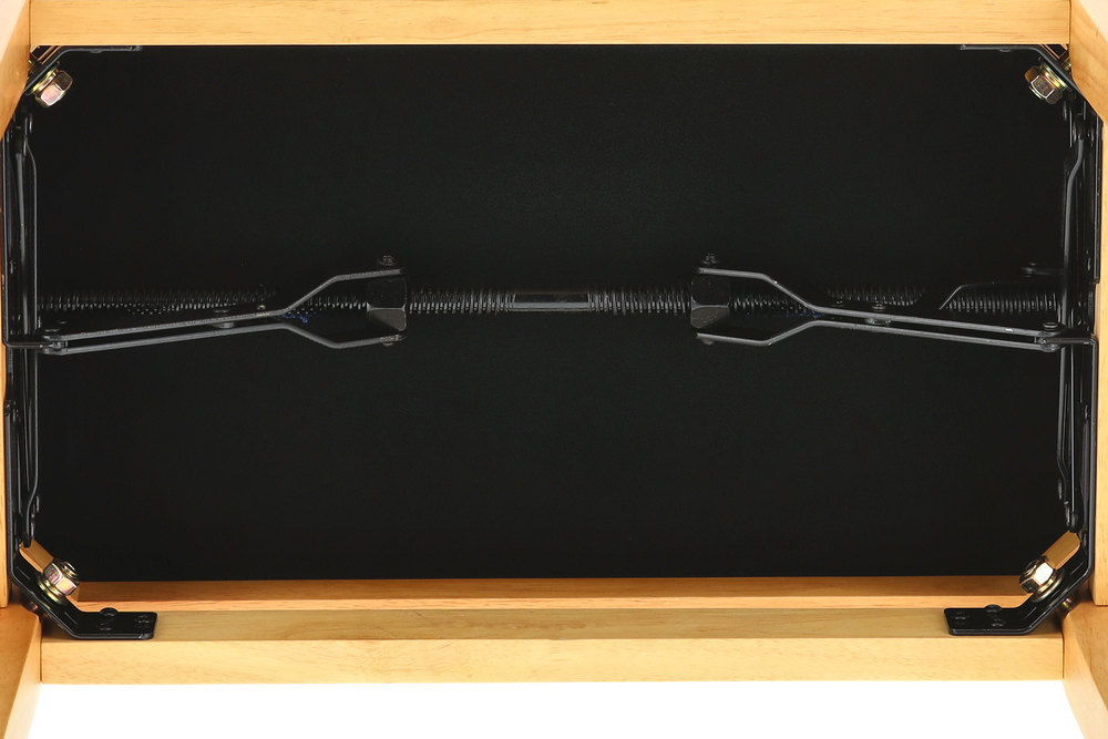 Kvalitní vřetenová mechanika u klavírní stoličky.