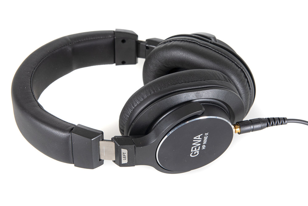 Stereo sluchátka se vstupem jack pro připojení kabelu. 