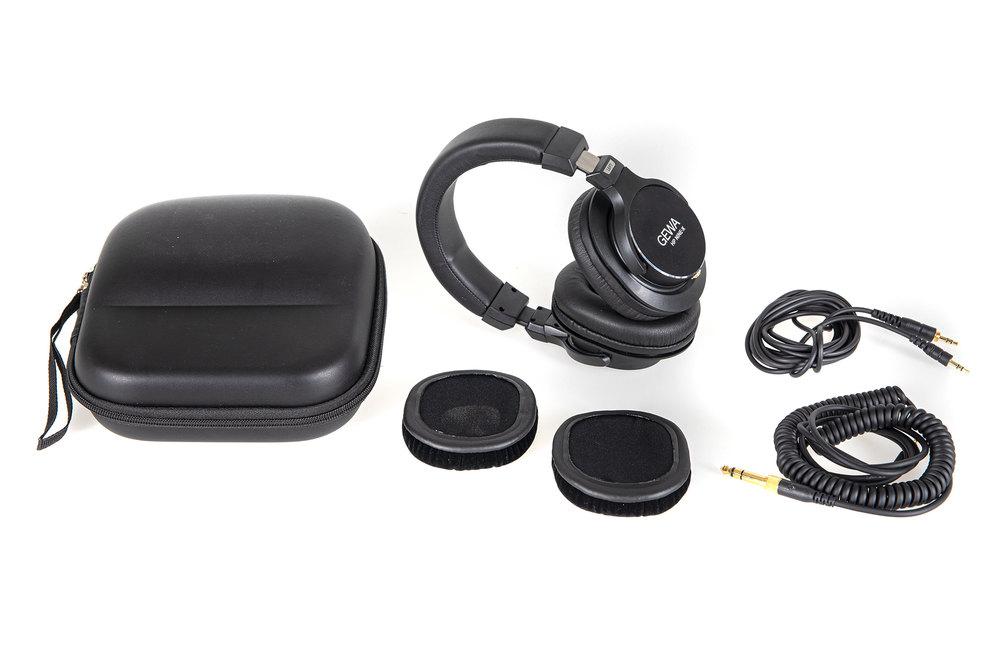 Sluchátka HP nine x s pouzdrem a dvěma kabely.