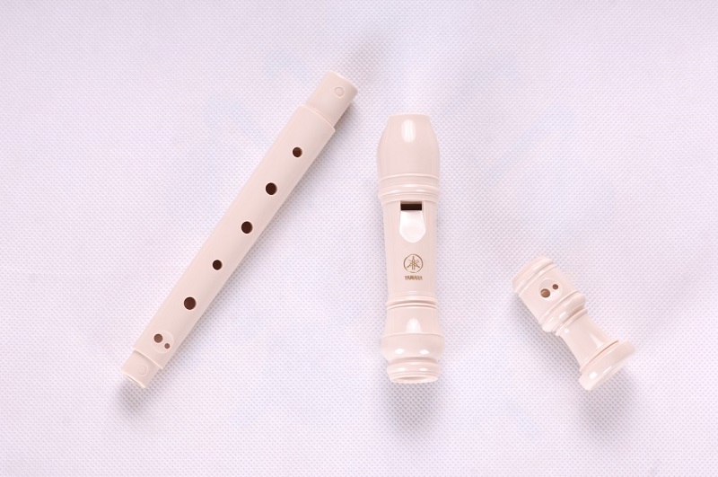 Rozložená plastová sopránová zobcová flétna bílá