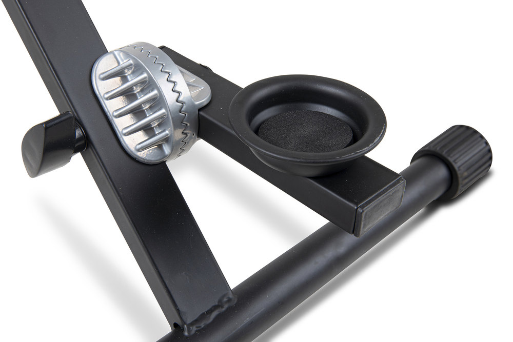 Miska na bodec violoncella u kovovém stojanu na čelo.