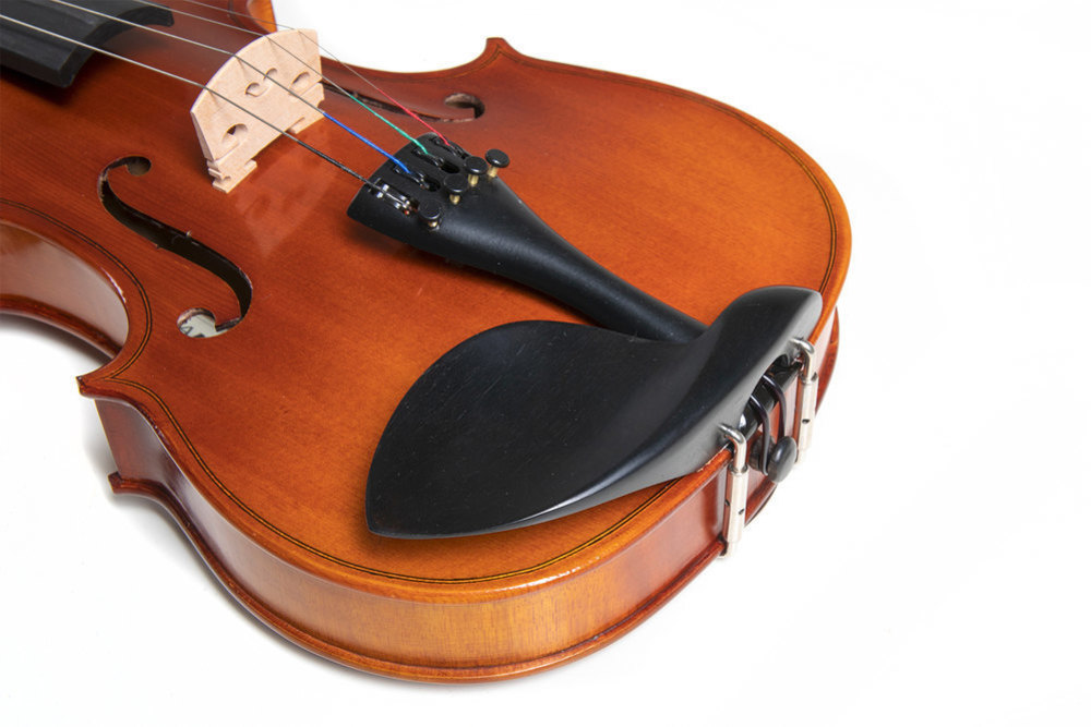 Podbradek a struník s jemnými dolaďovači na houslích.