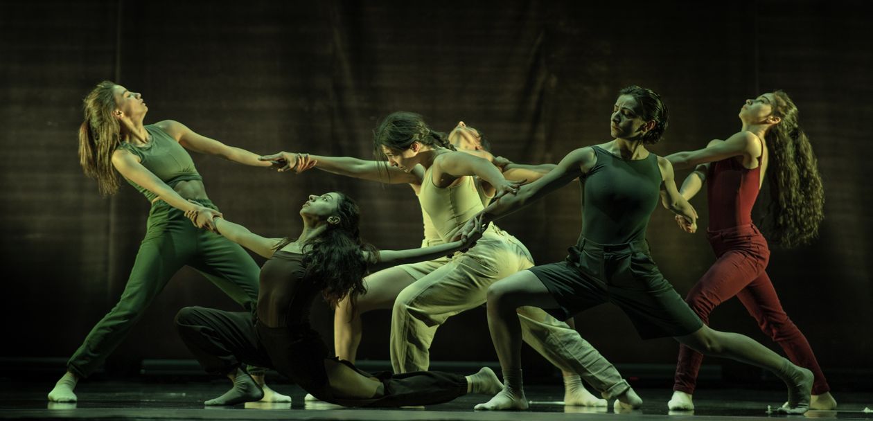 Skupinová taneční choreografie na pódiu – ilustrační fotografie