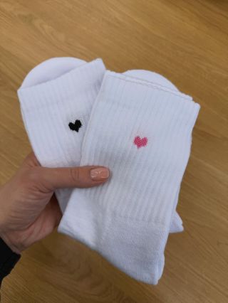 🧦🤍 Leden začínáme maličkostmi, které dělají radost. Bílé ponožky se srdíčky jako detail, který rozsvítí i ty nejchladnější...